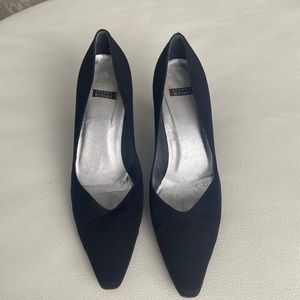 Stuart Weitzman closed toe pump